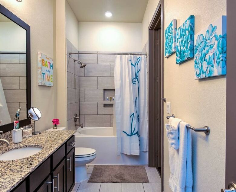Upscale Condo Close To Downtown - Parking Included