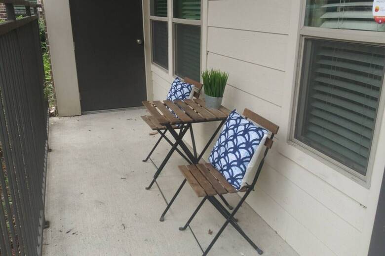 Upscale Condo Close To Downtown - Parking Included