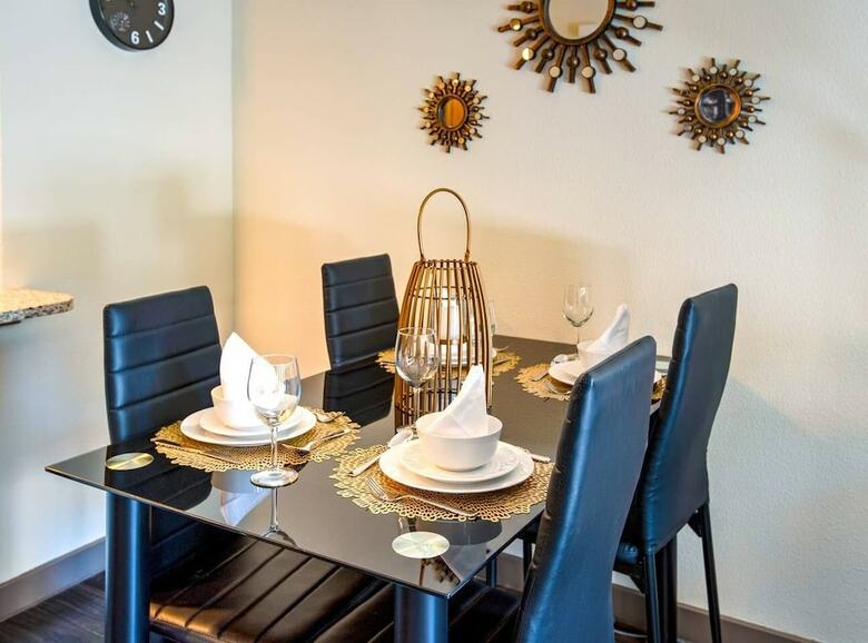 Upscale Condo Close To Downtown - Parking Included