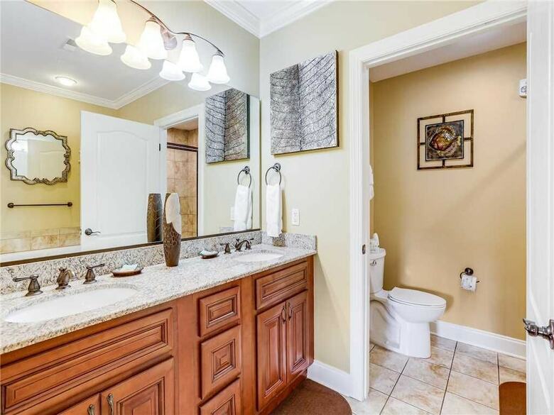 Downtown Delight, 2 Bedrooms, Pool, Hot Tub, Sleeps 6