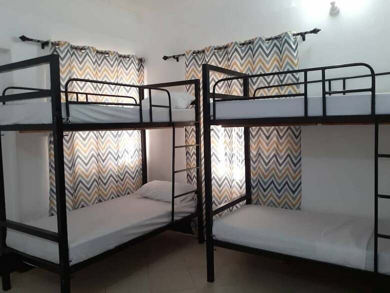 Hostal L & J Modern Backpackers