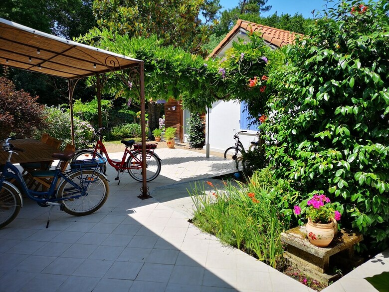 Bed & Breakfast Les Jardins de Mimizan- La Roulotte