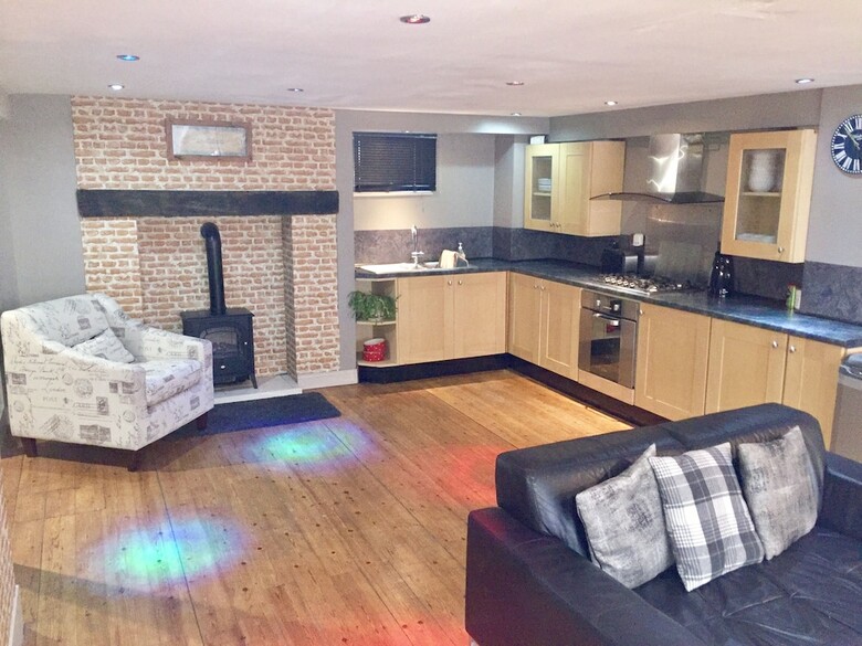 Residencia Large 2-bed House Derbyshire Off Chatsworth Rd