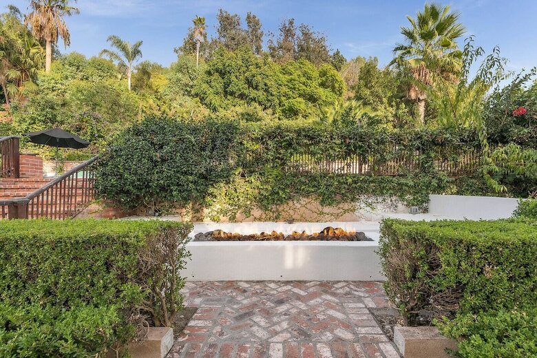 Pearl Of The Hollywood Hills