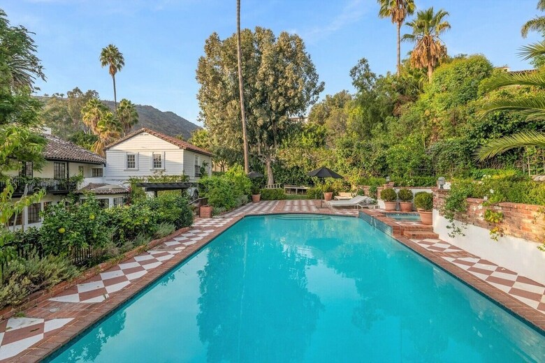 Pearl Of The Hollywood Hills