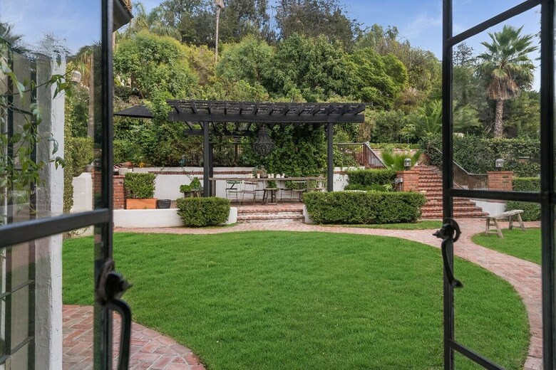 Pearl Of The Hollywood Hills