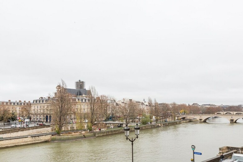 Quai Aux Fleurs Apartment