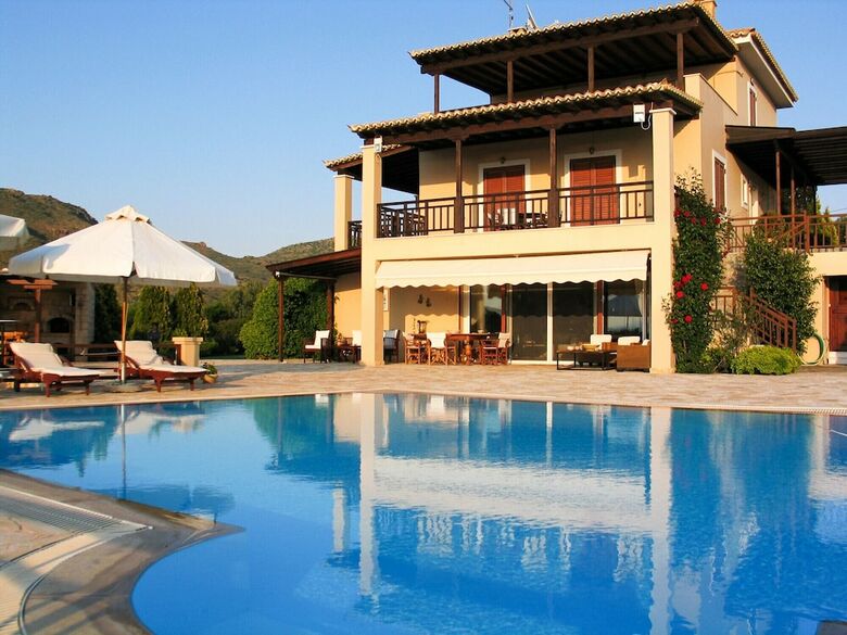 Villa Phaedra With Pool And View