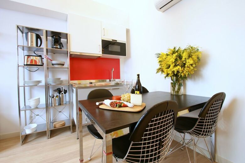 Short Stay Group Borne Pop Art Serviced Apartments