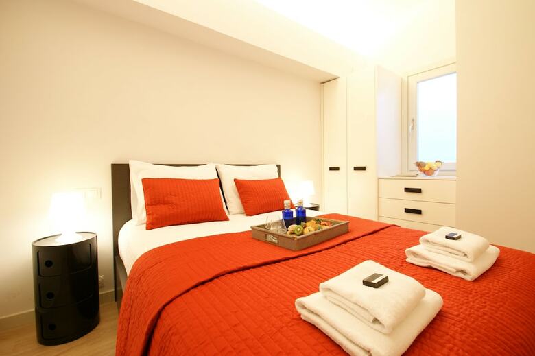 Short Stay Group Borne Pop Art Serviced Apartments