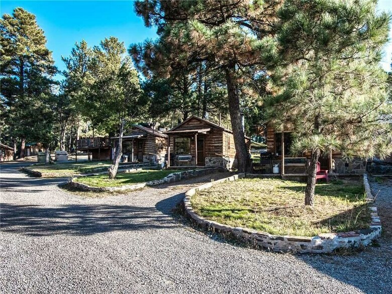 Perfect Cabin, 2 Bedrooms, Fireplace, Midtown, Sleeps 5