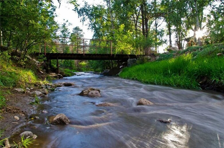 Turtle Mountain Cabin, 2 Bedrooms, Near Town