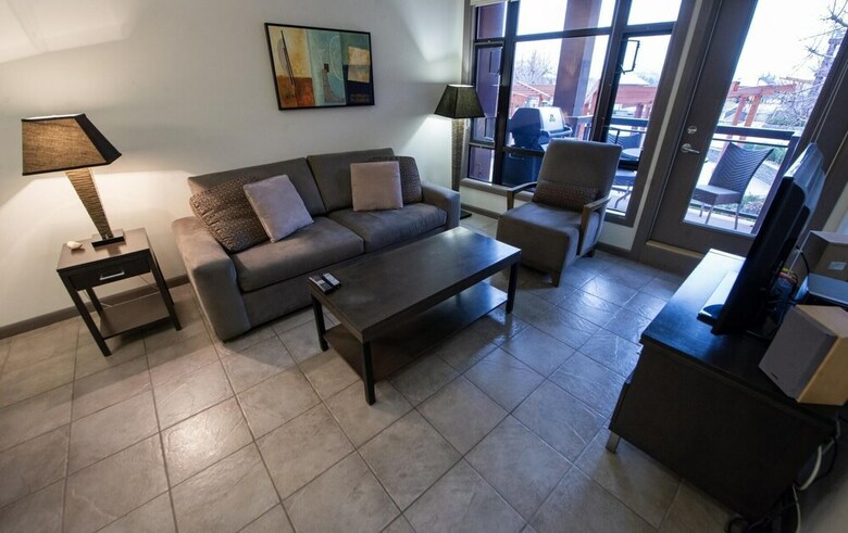 Bright Apartment Facing Pool Area #423