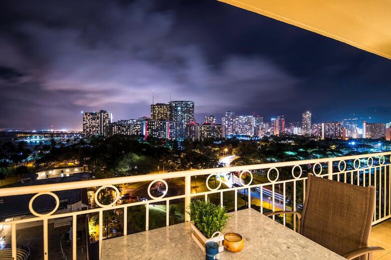 Beach Front Waikiki Shore 1116