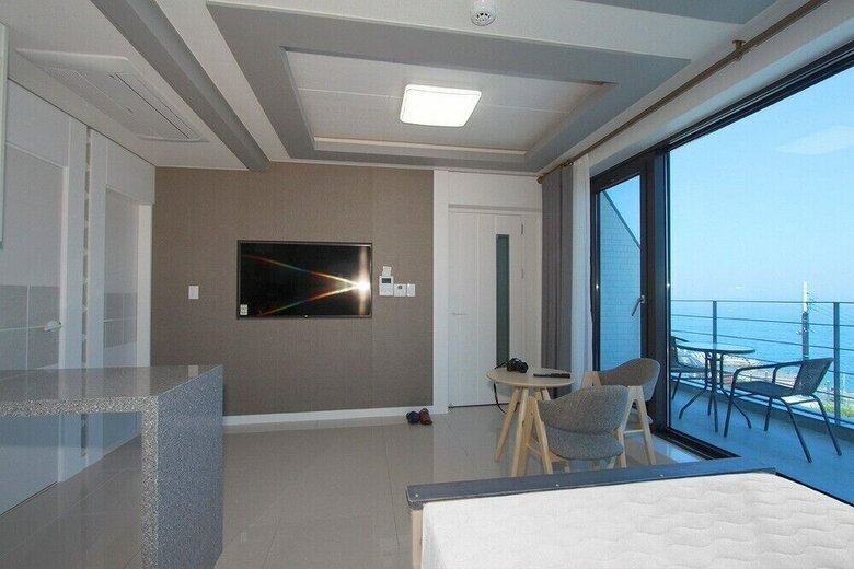 Hayanjip (Blue Road Town Pension