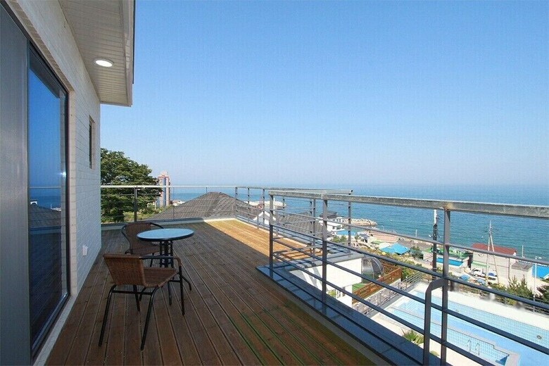 Hayanjip (Blue Road Town Pension