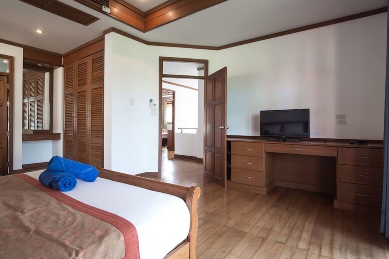 6 Bedroom Twin Villas On Beach Front Resort 25/12