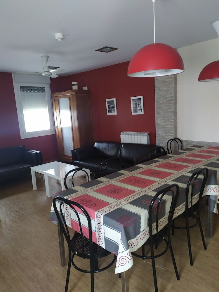 Hostal Albergue Villamayor de Monjard�n