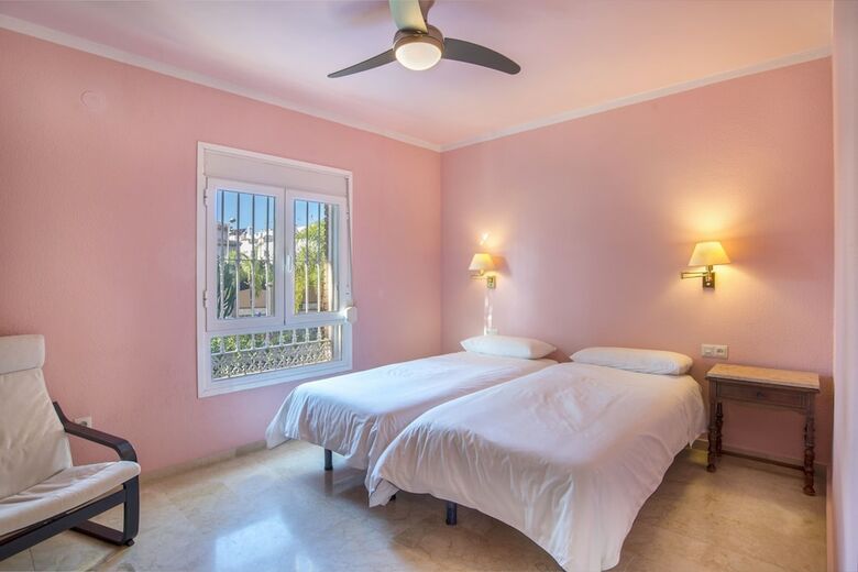Villa - 5 Bedrooms With Pool And Wifi - 107872