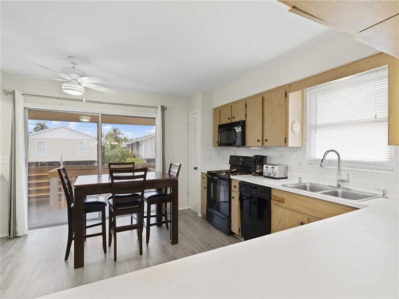 Primo Pool Home, 4 Bedrooms, Heated Pool, Sleeps 12