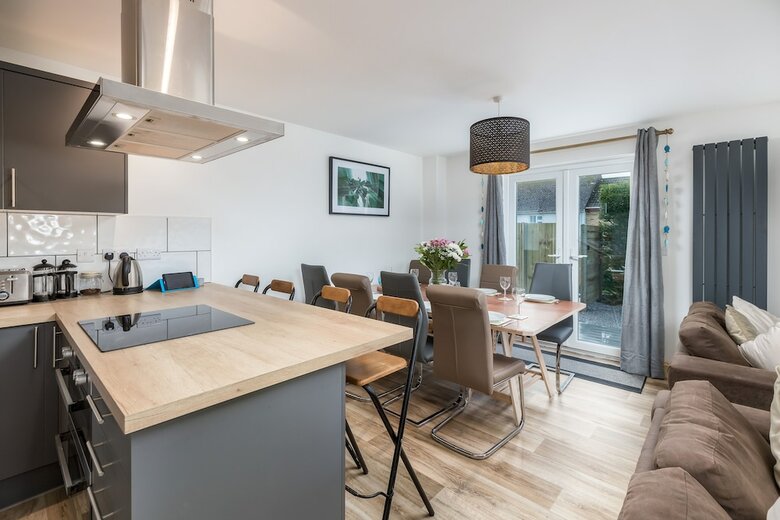 Modern Totnes House, Sleeps 8, 5 Mins Walk From Town