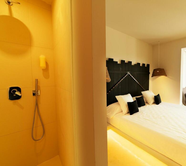 Om Hotels