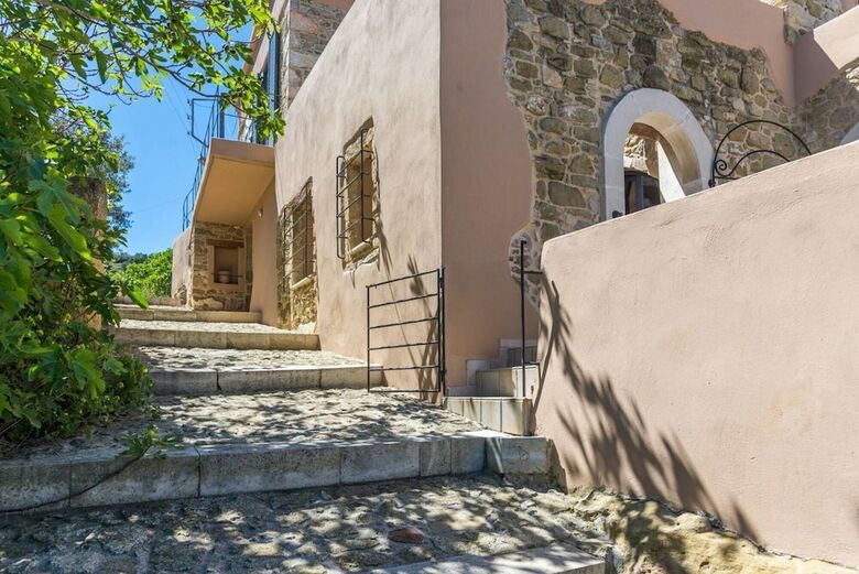 Dion: Artist's Stone House With Countryside Views