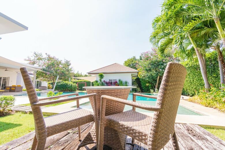 Luxury 5 Bedroom Pool Villa Js