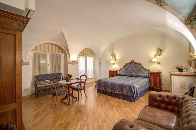 Navona Gallery & Garden Suites B&B