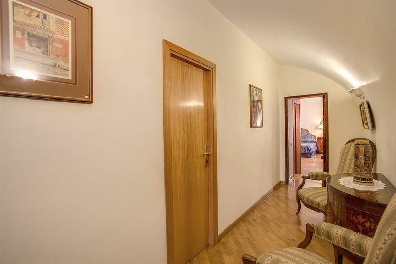 Navona Gallery & Garden Suites B&B