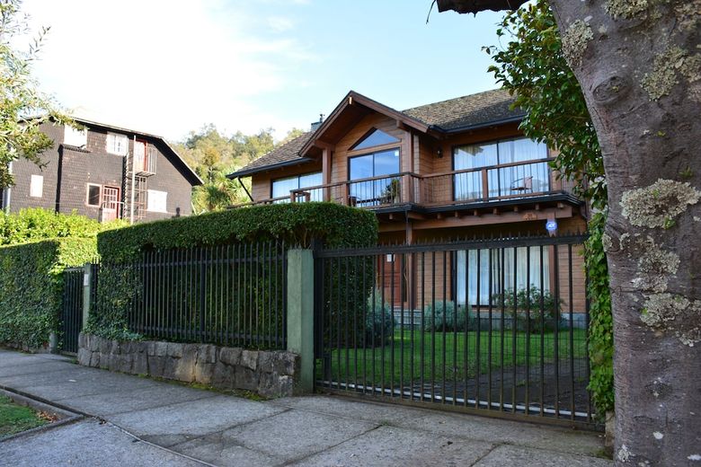 Frontera Pucon Hostel B&B