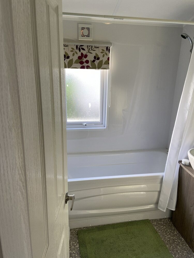 Villa Impeccable 2-bed Lodge In Whitley Bay