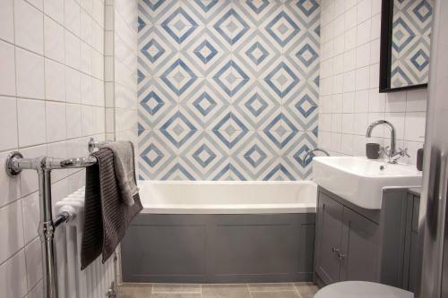 Oxford Street Grand Apartment