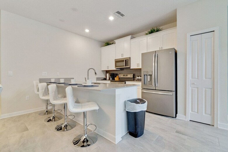 5-bed Th, Well Appointed & Sure To Please! 1551 Sd