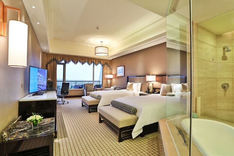 Hotel Intercontinental Sancha Lake