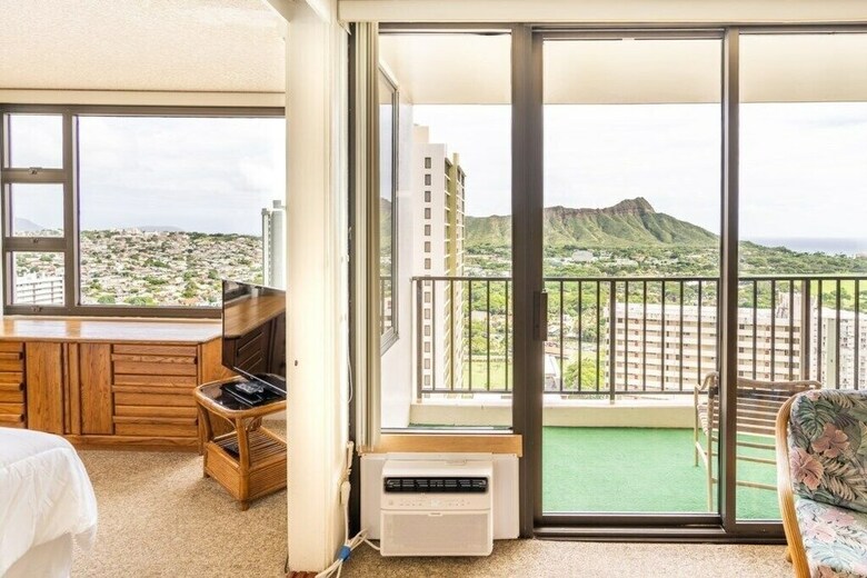 Waikiki Banyan W/ocean Views Free Parking
