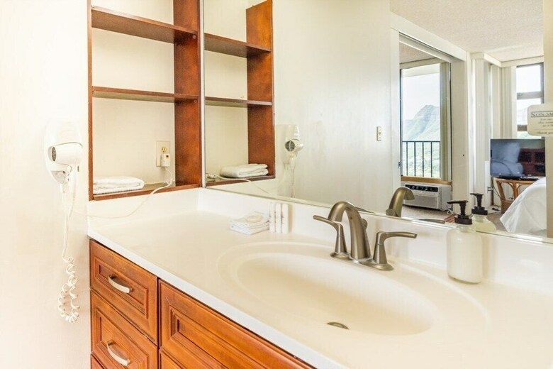 Waikiki Banyan W/ocean Views Free Parking