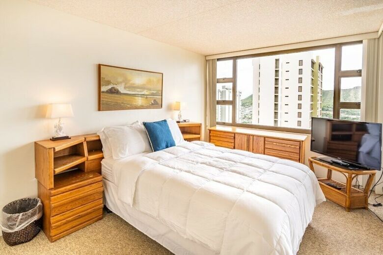 Waikiki Banyan W/ocean Views Free Parking