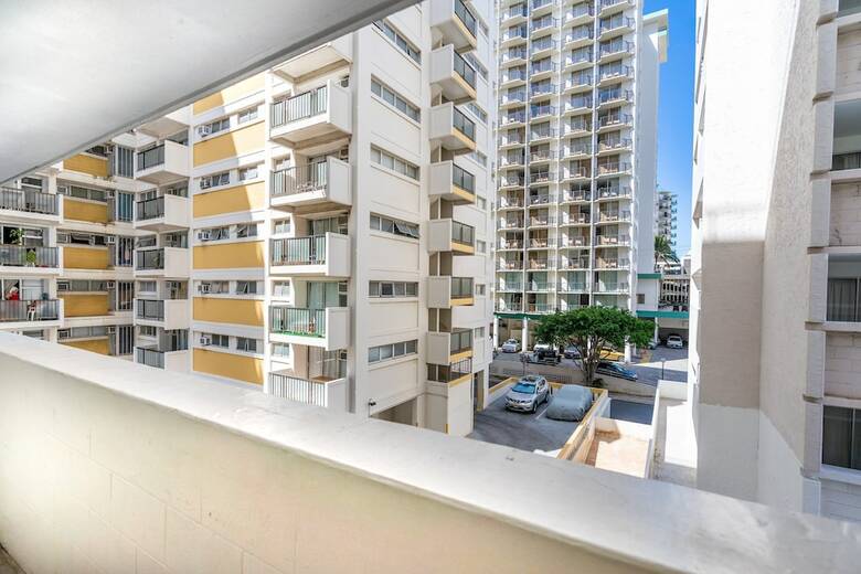 Newly Renovated Studio Two Blocks From The Beach