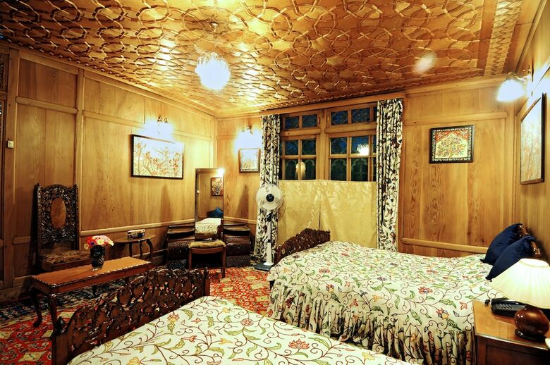 Wangnoo Houseboats