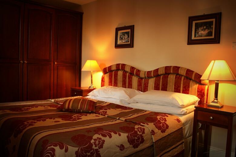 Castle Oaks House Hotel