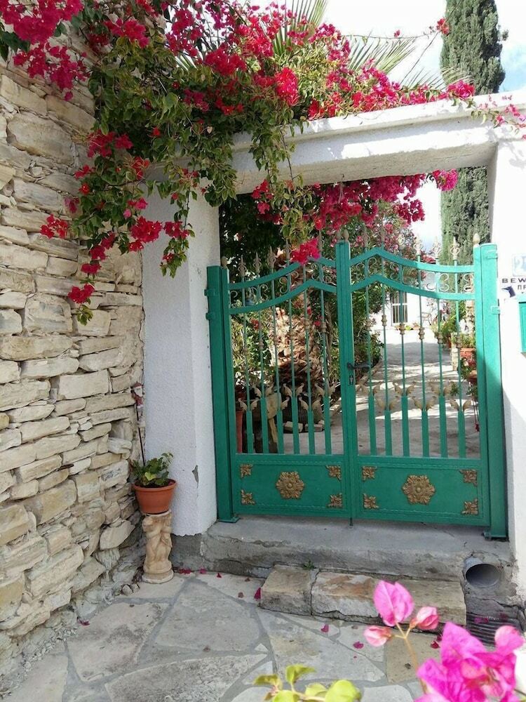Romios Holiday Apartments