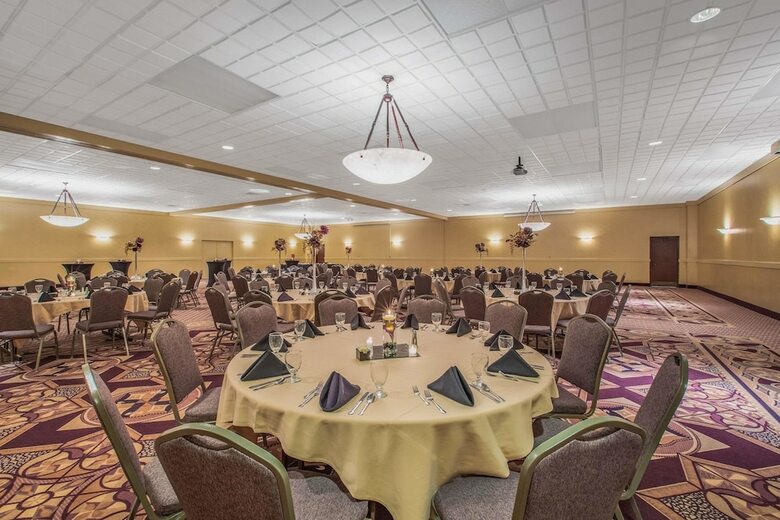 Hotel Ramada By Wyndham Midtown Grand Island