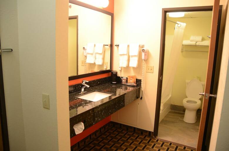 Hotel Americinn By Wyndham West Burlington