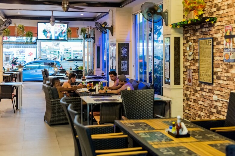 Hallo Patong Hotel & Restaurant