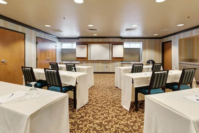 Holiday Inn Express Hotel & Suites Warwick-providence (Arpt)