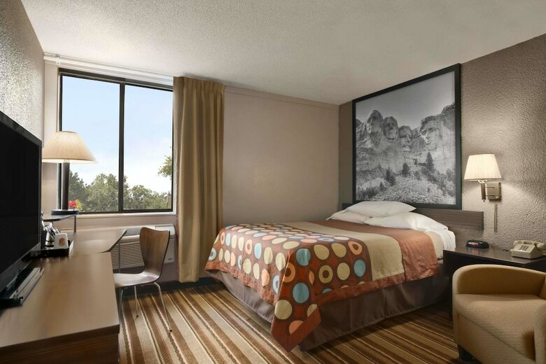 Hotel Super 8 By Wyndham Redfield