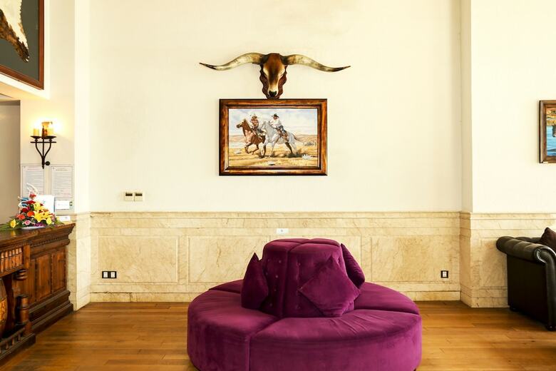 Seventeen Saloon Hotel