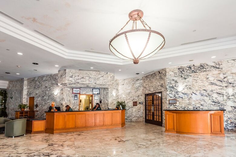 Hotel Alupang Beach Tower