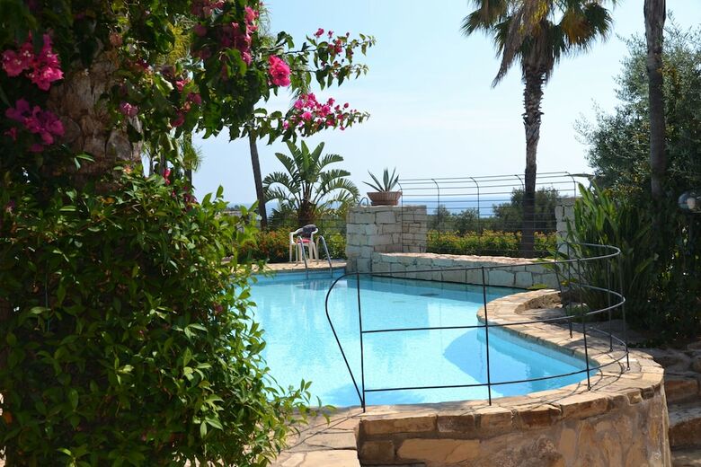 Galanias Hotel & Retreat